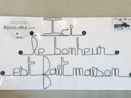 Wanddekoration aus Metall mit Zitat „Hier ist das Glück selbstgemacht“ – zum Anstecken – Wandschmuck
