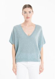  Women's green water green chatter sweater. V-neck, short sleeves, relaxed fit. Made of soft, lightweight material.