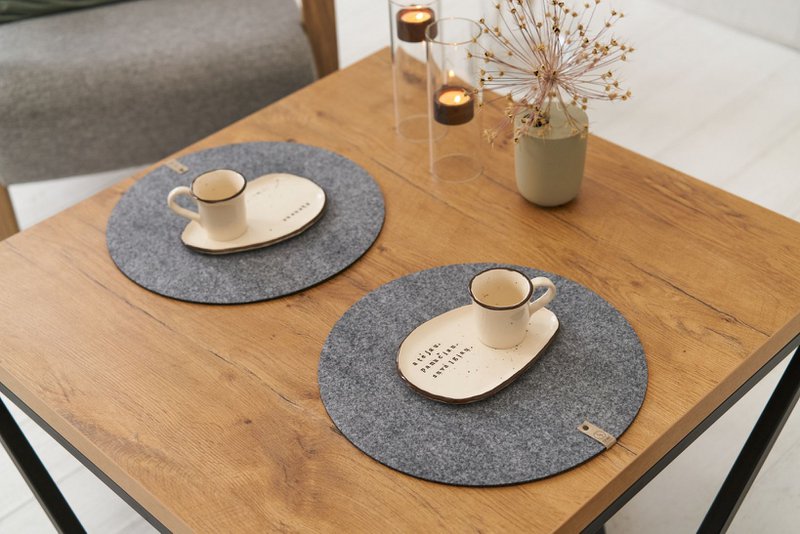 Set de table en feutre rond gris
