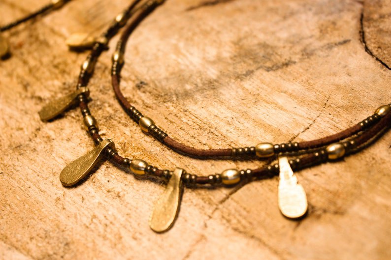 Mehrlagige Doppelkette mit 5 Messing-Tropfenanhängern »Handmade