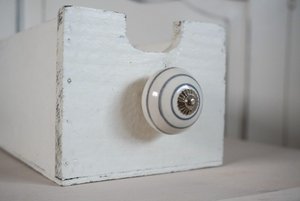 Witte meubelknop met grijze strepen 4 cm Isabelle Rose