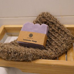  Goat hair bath glove with lavender soap. Exfoliating glove made of natural goat hair, with a lavender-scented soap bar.