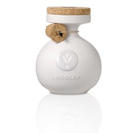 Organic extra virgin olive oil in a 600ml carton. Delicate flavor from the Patrinia variety. Packaged in a white bottle with a cork stopper.