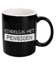 Black and white ceramic mug with the text "EINDELIJK MET PENSIOEN" (Finally retired) printed on it.