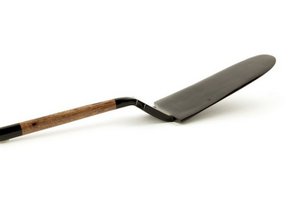 Schwarze Hornkuchenschaufel und Palisandergriff