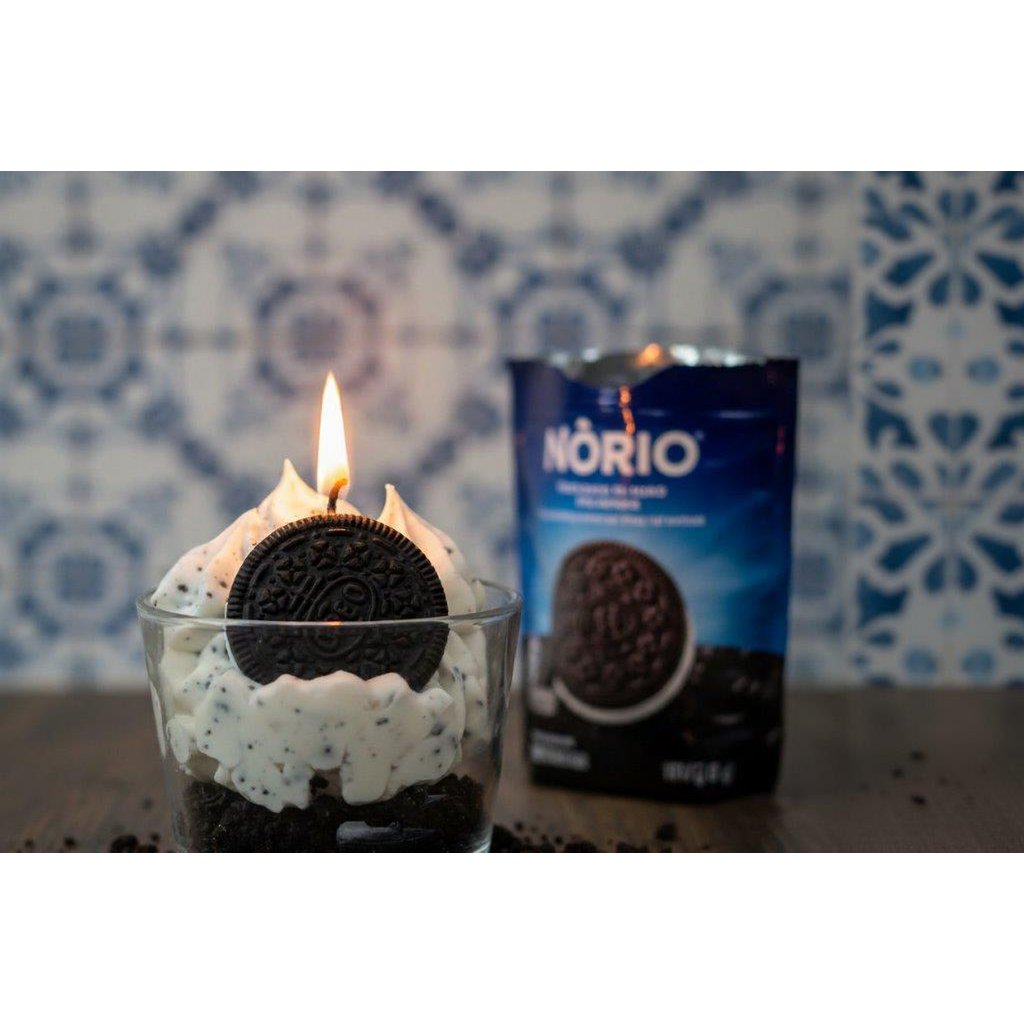LAVURI Nòrio Dessert Candle CUP, cookie vanilla scent, black/white colored, handmade bio vegan soy wax - Duftkerze