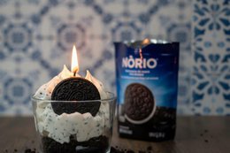 LAVURI Nòrio Dessert Candle CUP, cookie vanilla scent, black/white colored, handmade bio vegan soy wax - Duftkerze