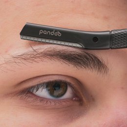 Metal eyebrow razor with 4 blades, available in black and rose gold colors.