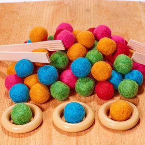 Gemütliches Filzball -Set - 64 Stücke farbenfrohe Spielsachen und Dekoration