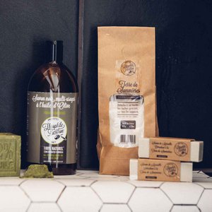 Implementatiepakket van natuurlijke huishoudelijke wasmiddelen.