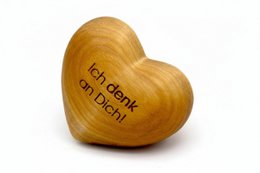 Wooden heart-shaped statue with the text "Ik dank an Dich!" (I thank you!) printed on it. The statue is made of a light-colored wood and has a smooth, natural finish.