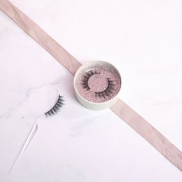 Marilyn Lashes - Minimal Chic Look til show-stoppende drama