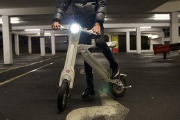 Der offizielle exklusive Cruzaa E-Scooter Racing White