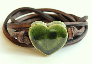 Bracelet leather lace with olive green heart