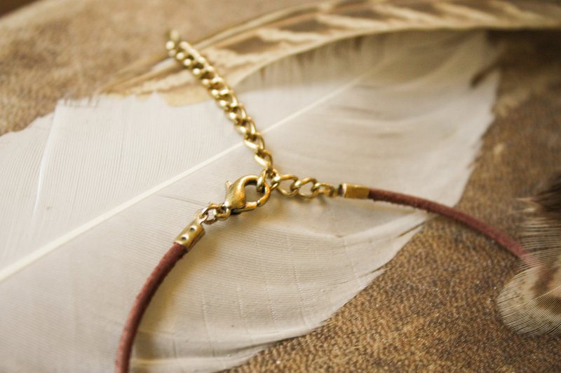 Leren armband 3 kleine messing druppelbedels » Handgemaakt