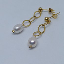 Dangle stud earrings with freshwater pearl, made of stainless steel in gold or silver finish.