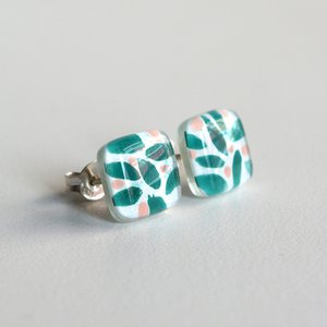 Kleine oorknopjes van glas en sterling zilver, bladeren en bessen, smaragdgroen, roze en wit