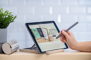 Krea-Wood handgefertigter Tablet-Ständer aus Birkenholz, Vintage-Weiß