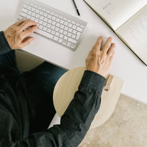 mobile support created primarily to hang on our desk and rest your arm on it while using the mouse - LA GOTA