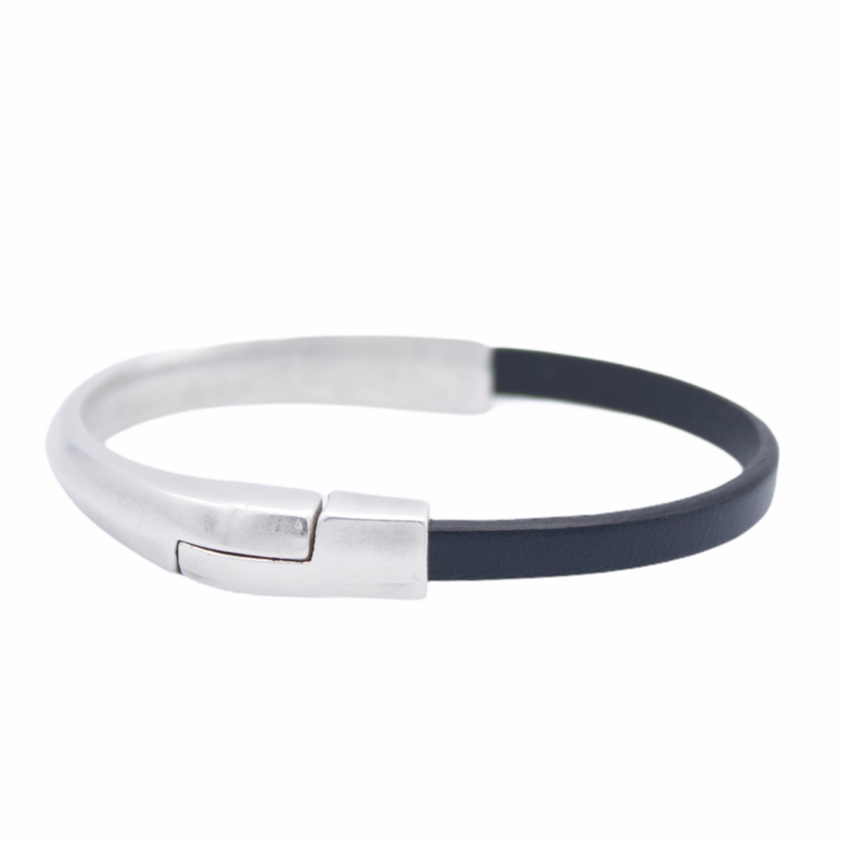 AMACAYACÚ (silver) leather bracelet with magnetic closure