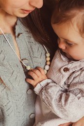 Nursing & carrying necklace | "Esme"