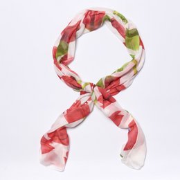 Scarf with tulip design in red and green colors.