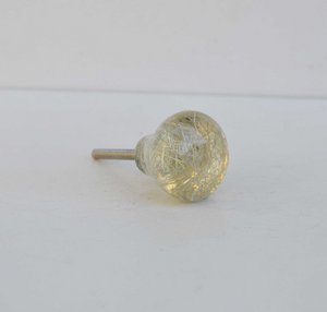 Glazen knop met gouden touwtjes aan de binnenkant 3x3 cm