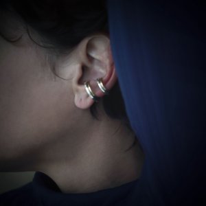 Große zweifarbige Ohrmanschette