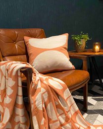  Soft, knitted cotton pillow cover in peach and white jacquard pattern, suitable for use as a cushion cover.