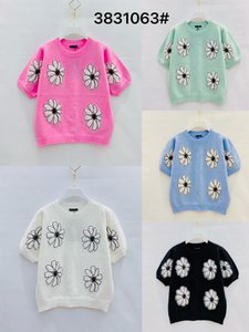 Sweater pull with colorful floral applications