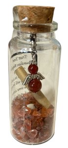 Engeltje in een glazen flesje met natuursteen, schelp en een perkamentje met boodschap