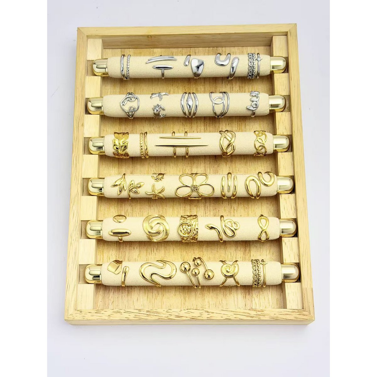 Set von 30 einstellbaren, sortierten Edelstahl -trendigen Ringen auf Presentoii