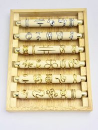 Set von 30 einstellbaren, sortierten Edelstahl -trendigen Ringen auf Presentoii