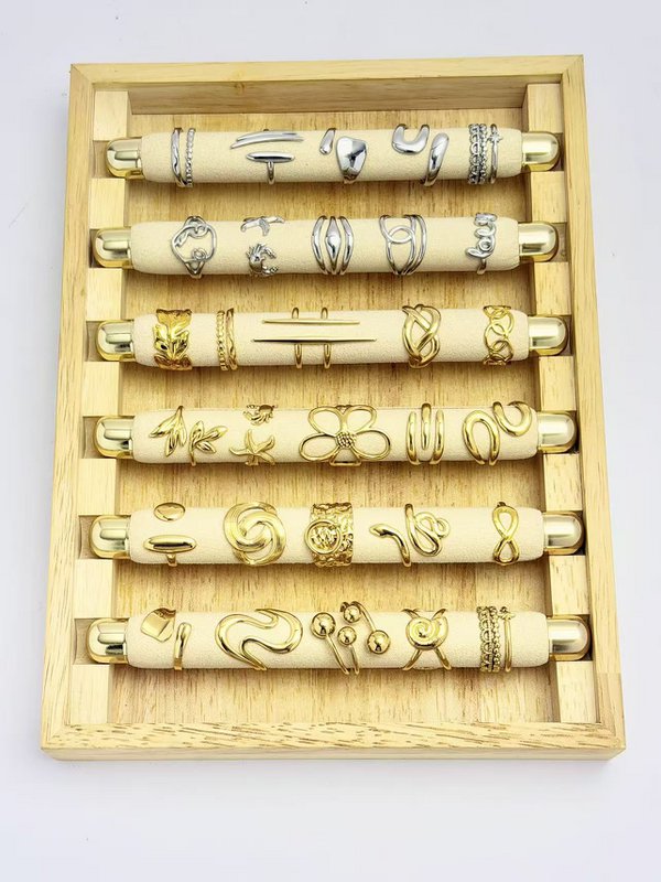 Set von 30 einstellbaren, sortierten Edelstahl -trendigen Ringen auf Presentoii