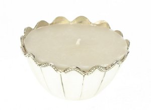 Metallbecher mit gewelltem Kerzenrand, silberfarben