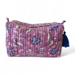  A quilted toiletry bag in a floral print pattern with a blue tassel accent. The bag is available in sizes S, M, and L.