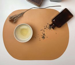 Oval placemats in oak wood, nordic pine, ivory coast, mint leaf, and cloudy gray colors. Available in sets of 1, 4, or 6. Suitable for a variety of table settings.