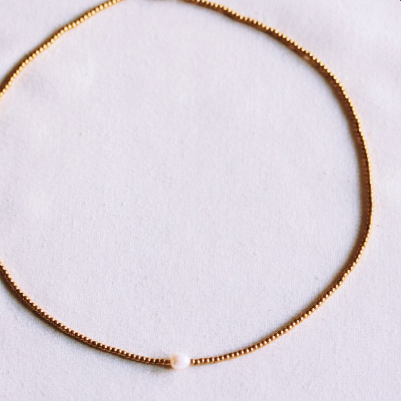 Minimalist beaded necklace with a small pearl