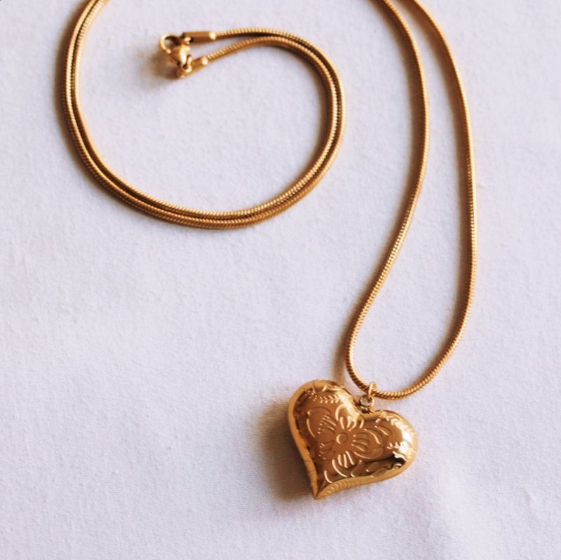 Long snake necklace with ball-shaped heart