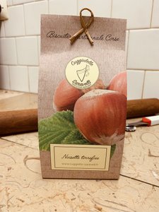 Cuggilelle Saravelli met hazelnoten die worden aangedrongen