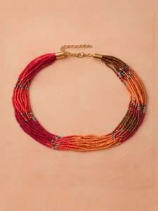Meerstrengige gelaagde ketting met decoratieve kralen – rode en oranje tinten