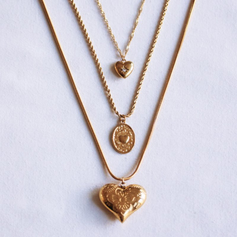 Fine twisted chain with a small heart and a crystal stone