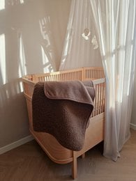 100% merino wool blanket in beige, light brown, and dark brown colors, available in crib and crib sizes, with and without brown trim, for cozy and comfortable kids' bedding.