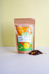Organic black tea with apricot and ginger, 100g package, featuring dried apricot pieces and ginger root.