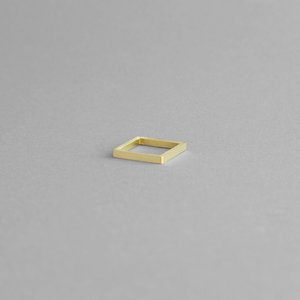 QUADRATISCHER RING AUS MESSING