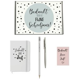 A gift package containing a white notebook, a pen, and a card with the text "Bedankt voor je hune schooljaar!" (Thank you for your wonderful school year!). The package has a polka dot design and includes items suitable for a teacher or school-related occasion.