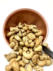 Cashew nuts roasted with wild pepper (bulk 1kg)