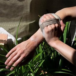 Manopla exfoliante corporal de Luffa con asa. Azal.