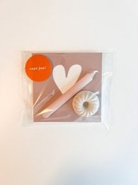 Heart-shaped gift tags in pastel pink and white colors, with wooden sticks and a decorative shell-like element, suitable for gift wrapping or decoration.