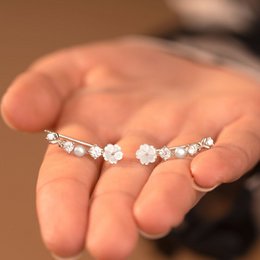 Alya flower climbing earring